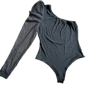 EESOME BLACK ONE SHOULDER RIBBED BODYSUIT WITH PUFF SHOULDER AND MESH SLEEVE